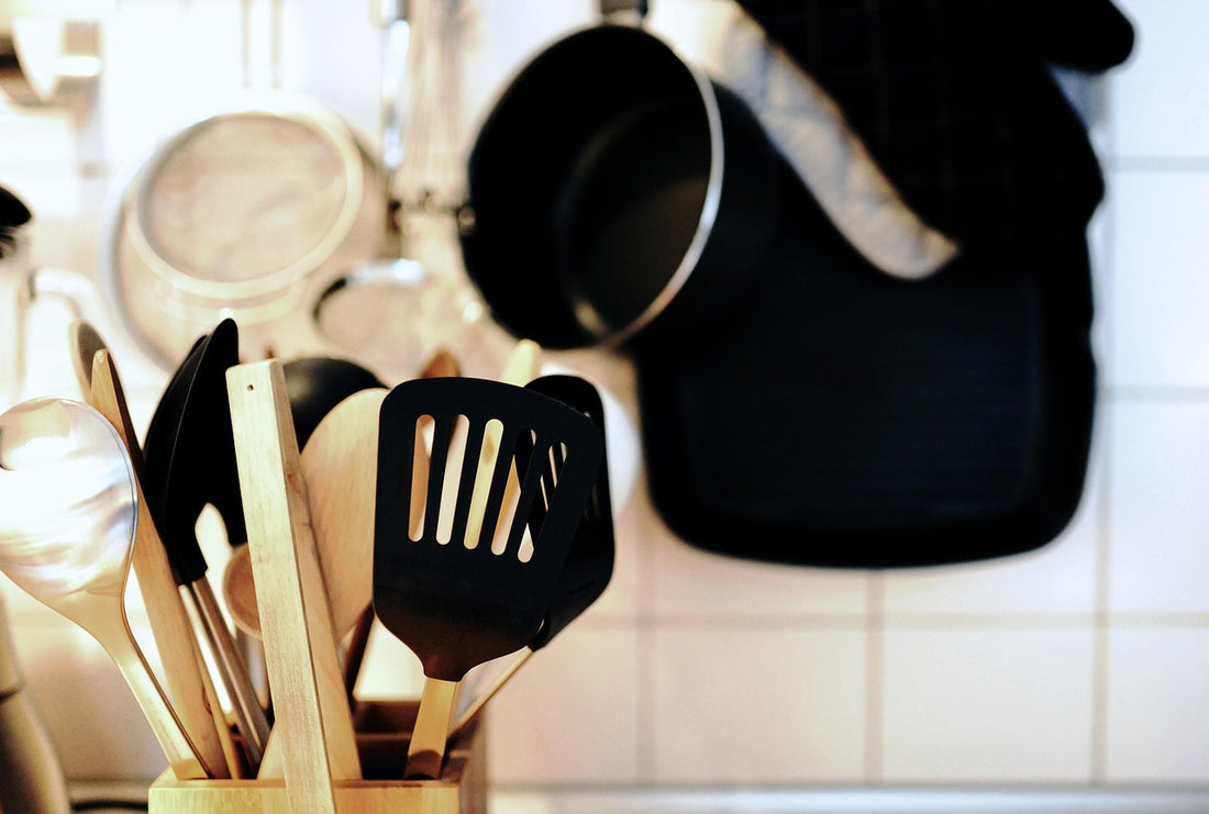 Regalos para amantes de la cocina: utensilios de cocina sobre la encimera
