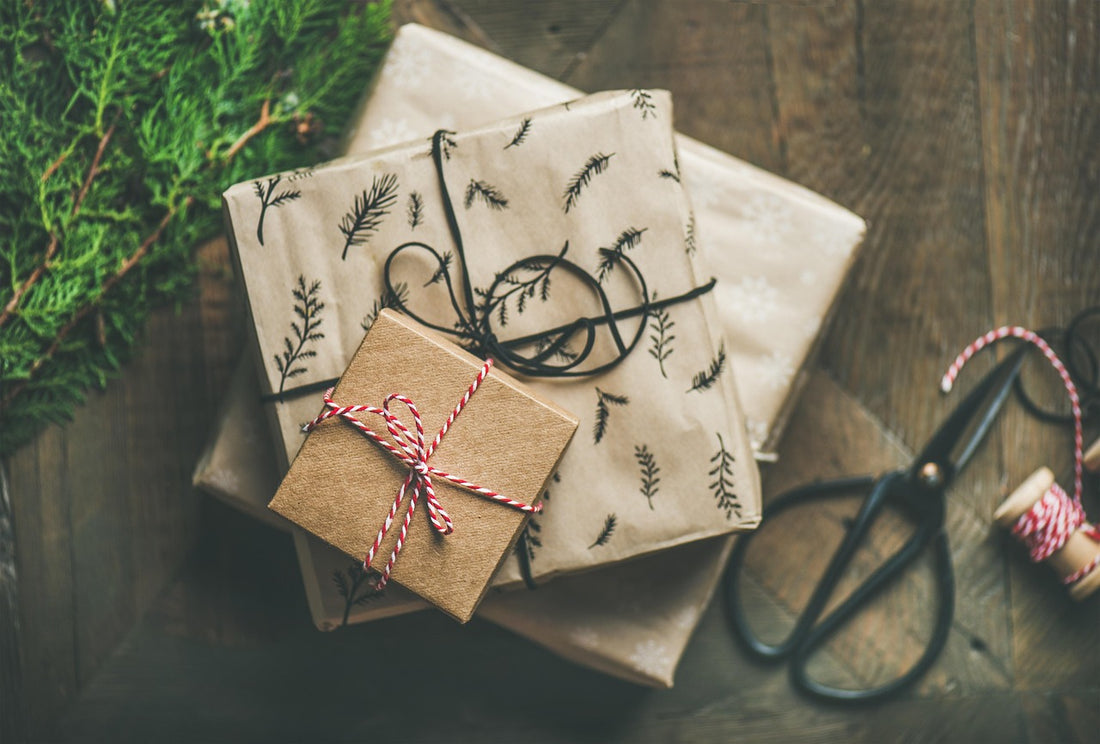 Regalos para profesores presentados en una caja con lazo