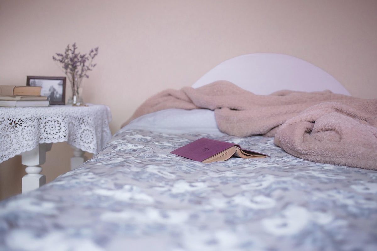 Cama con manta gruesa, una forma sencilla de calentar la casa sin gastar mucho