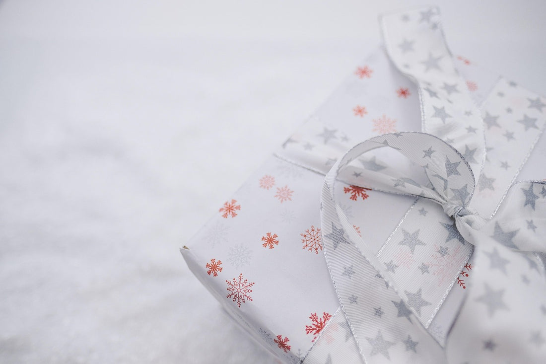 Regalos para amigas presentados en una caja con lazo