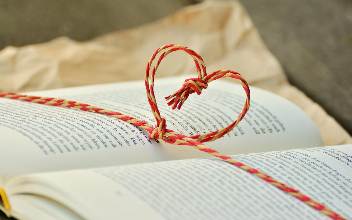 Libro envuelto como detalle: regalos para profesores que sí se usan