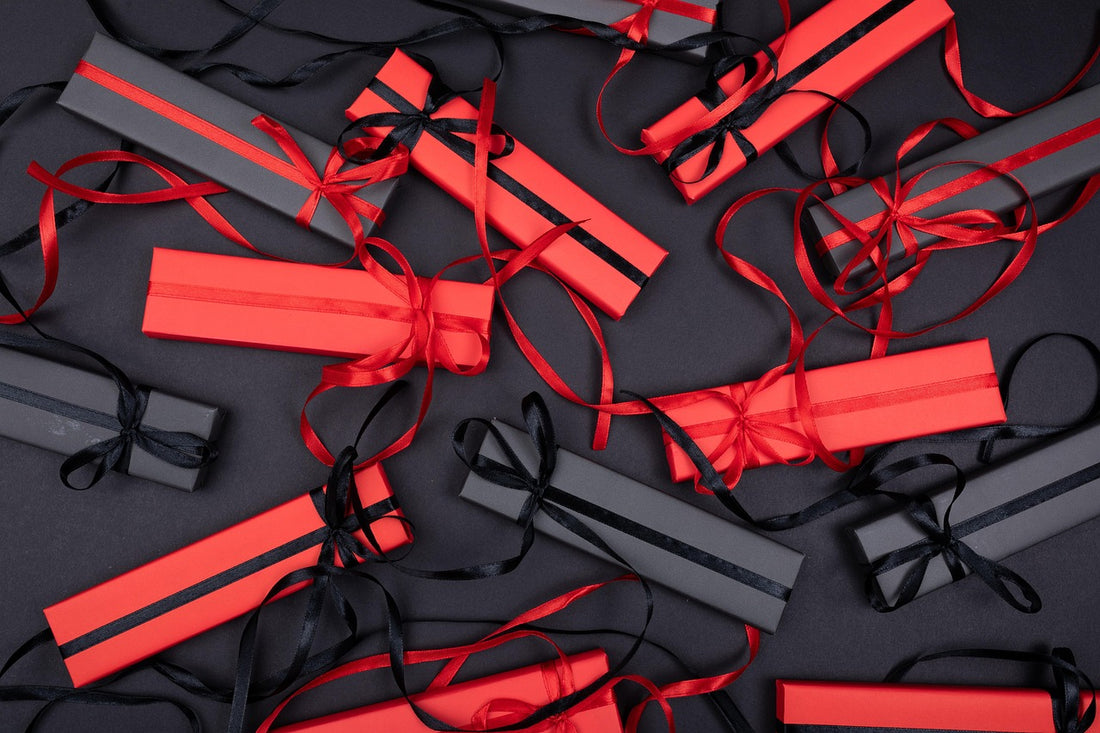 Cajas envueltas con lazo: regalos para quien lo tiene todo