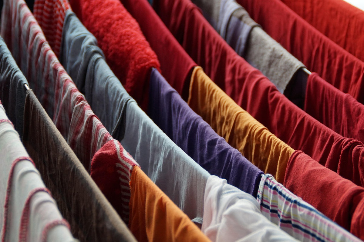 Tendedero con ropa tendida: cómo secar la ropa dentro de casa