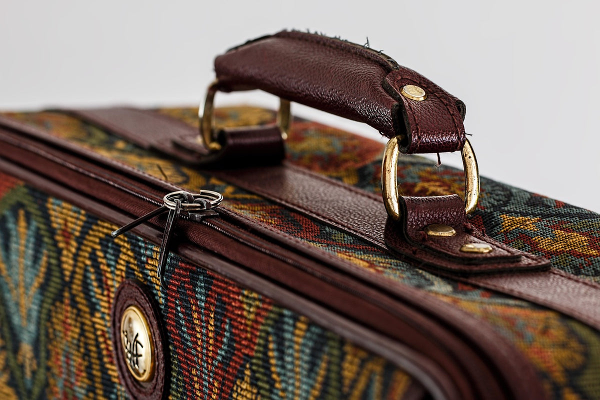 Cómo hacer la maleta: maleta abierta con ropa ordenada lista para viajar