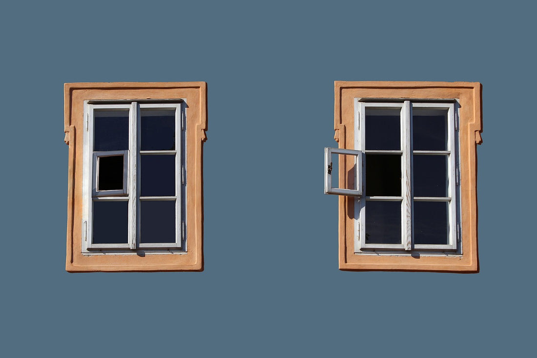 Ventana abierta de par en par para ventilar la casa en otoño