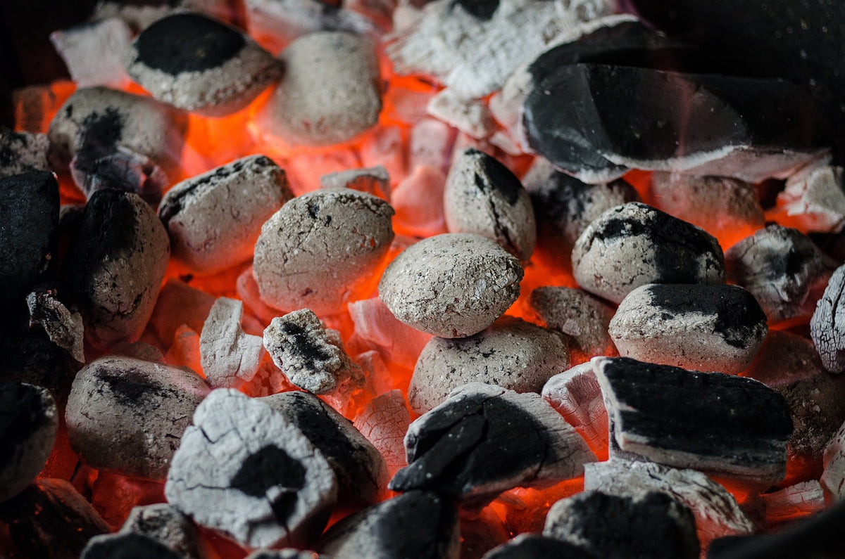 Cómo encender una barbacoa de carbón con brasas y llamas