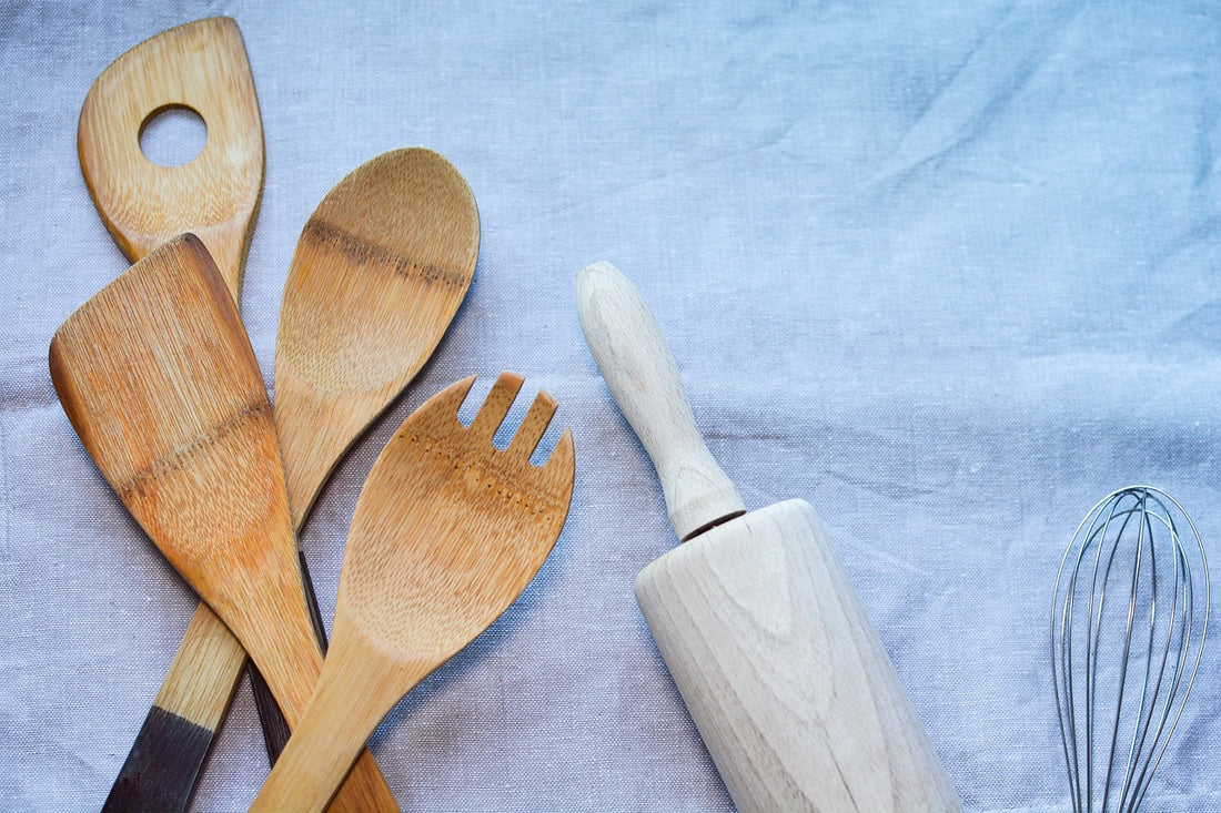 Regalos para amantes de la cocina con utensilios de madera sobre la mesa