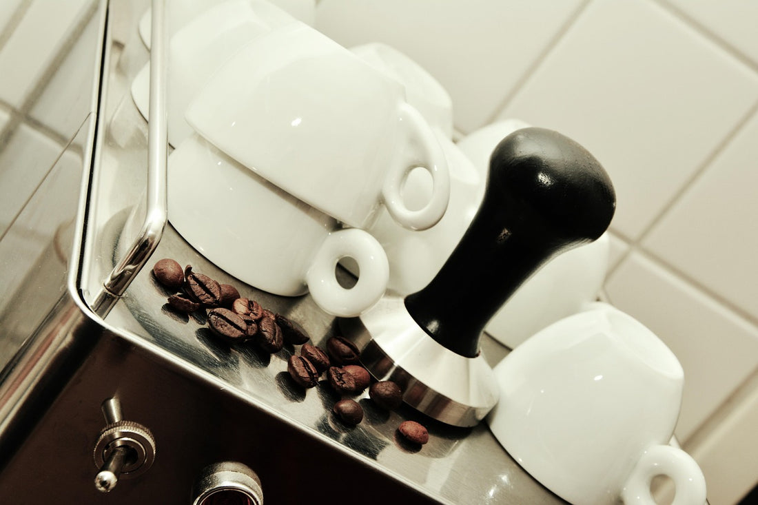 Cafetera de cocina y gu&iacute;a para limpiar la cafetera paso a paso