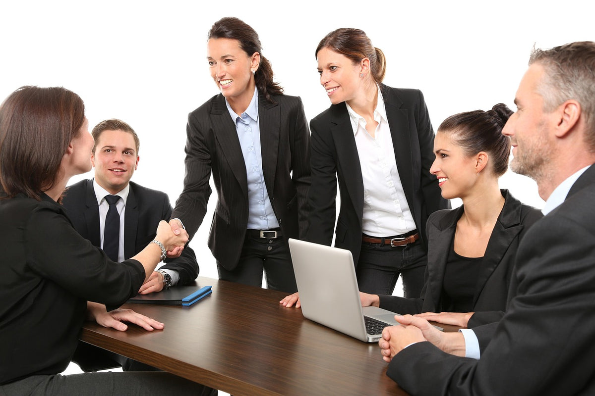 Ideas de regalos para compañeros de trabajo: equipo reunido en la oficina