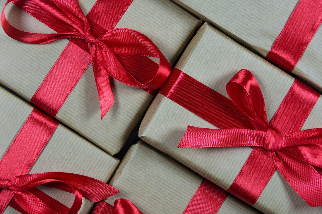 Regalos de aniversario envueltos con lazo listos para sorprender