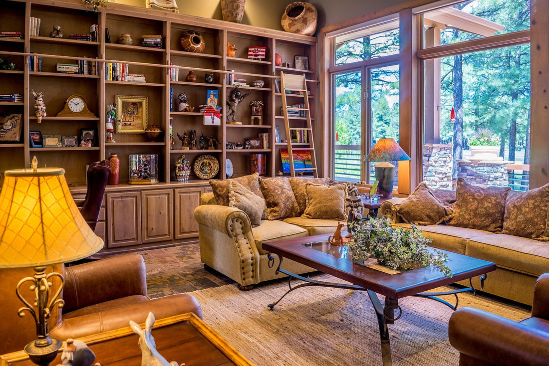 Salón acogedor con alfombra, sofás y grandes ventanales: cómo mantener la casa caliente en invierno