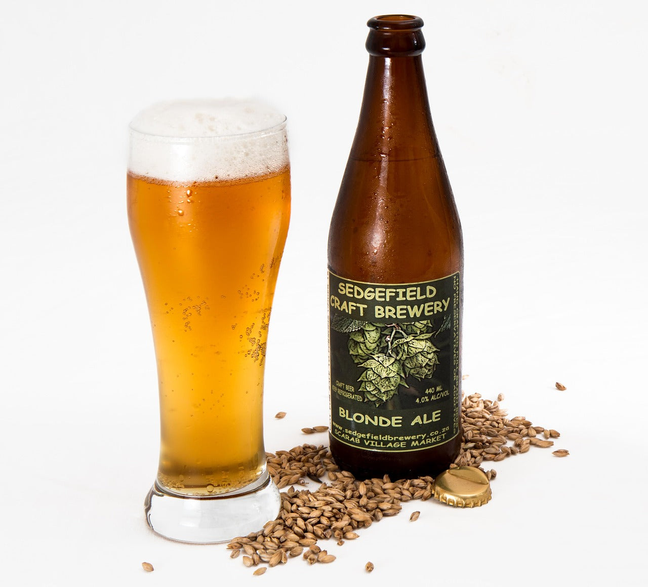 Regalos para amantes de la cerveza servidos en vaso