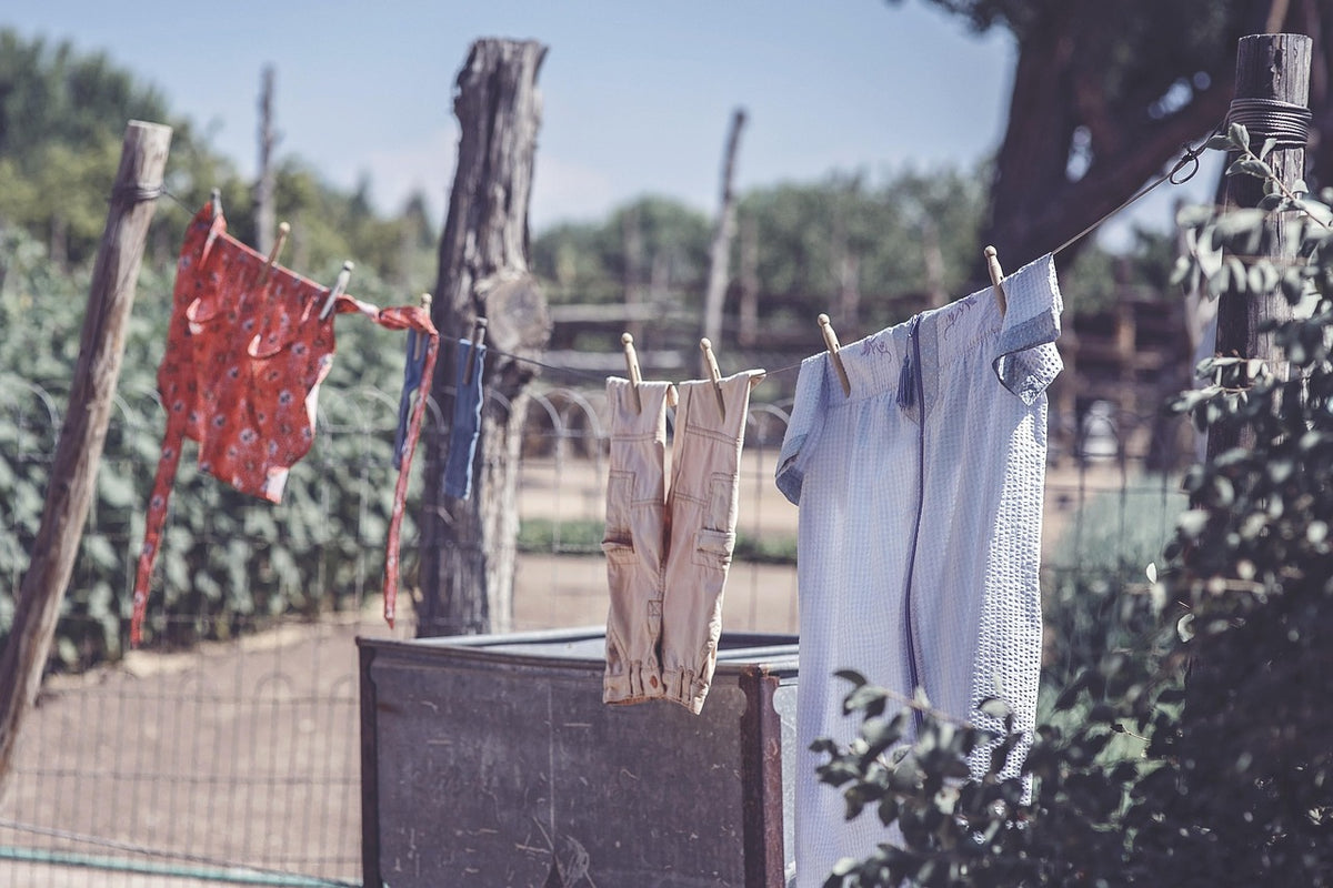 Ropa blanca limpia tras quitar las manchas de sudor de la ropa