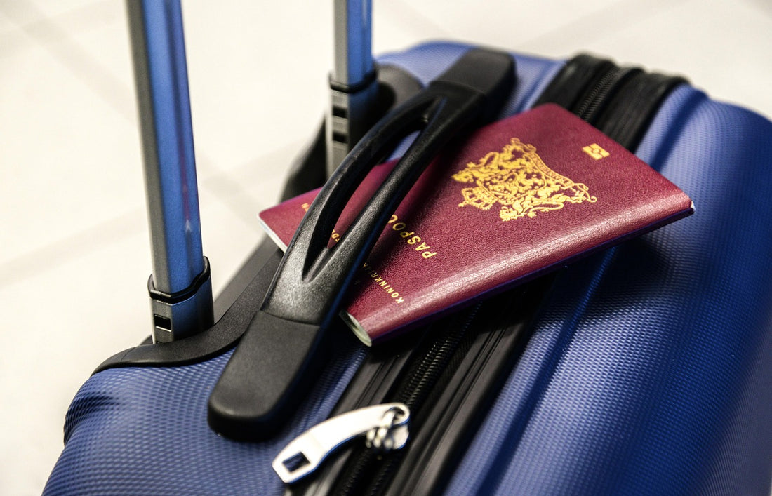 regalos para viajeros: pasaporte y maleta listos para viajar