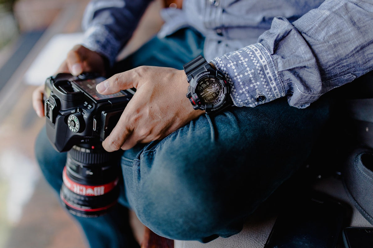 Regalos para amantes de la fotografía: fotógrafo sujetando su cámara