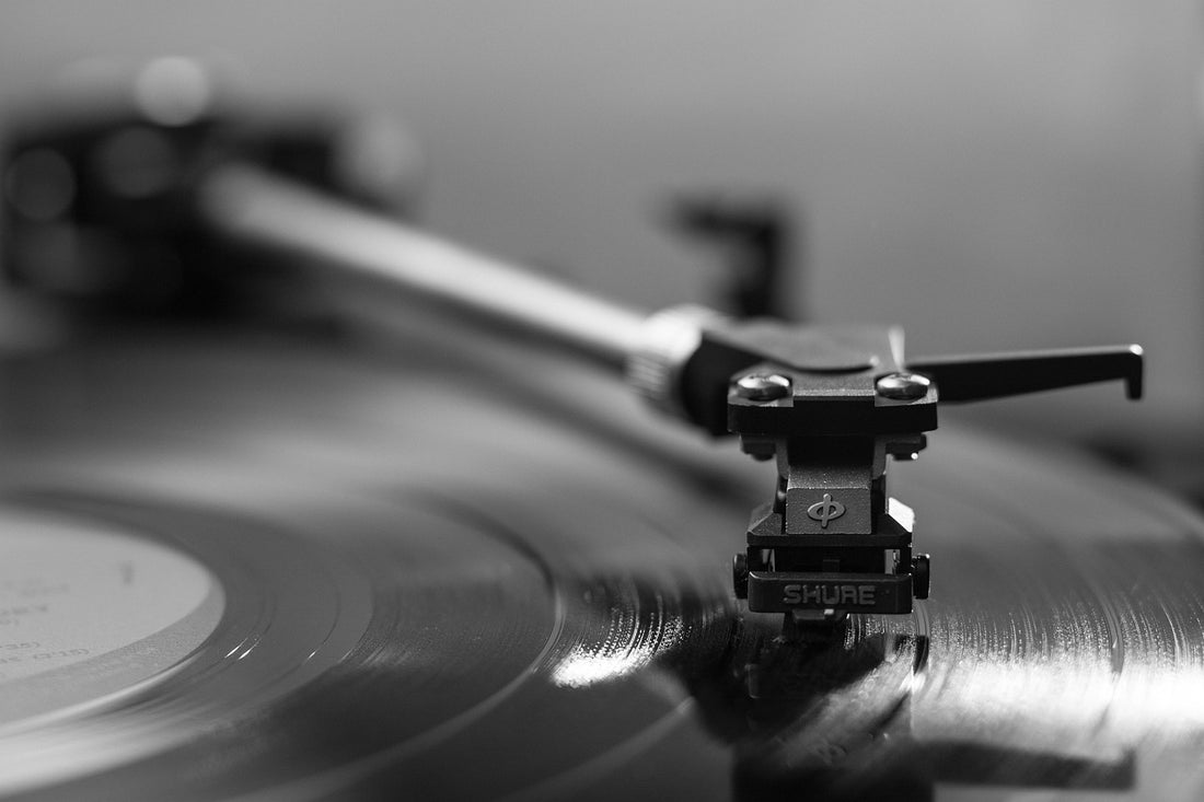Regalos para amantes de la m&uacute;sica: tocadiscos con un vinilo sonando