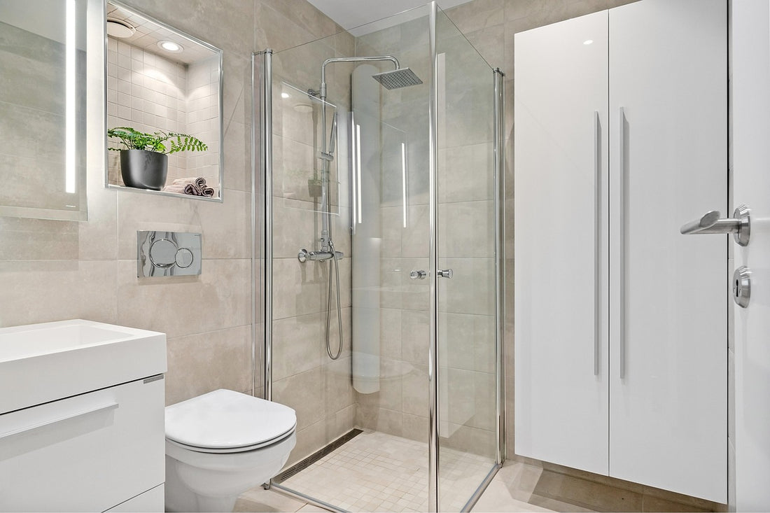 C&oacute;mo limpiar la mampara de la ducha de cristal en un ba&ntilde;o moderno