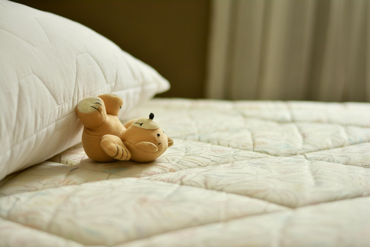 Cómo limpiar el colchón: dormitorio con colchón limpio y ropa de cama clara