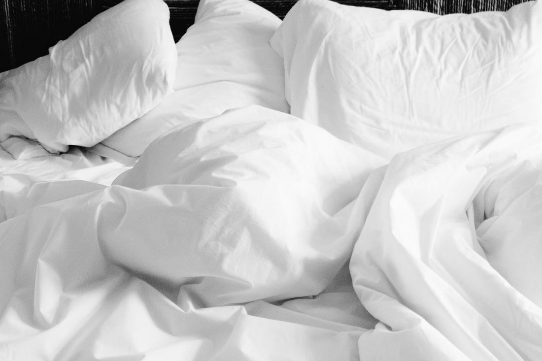 Cómo lavar las almohadas en la lavadora: almohadas blancas limpias sobre la cama
