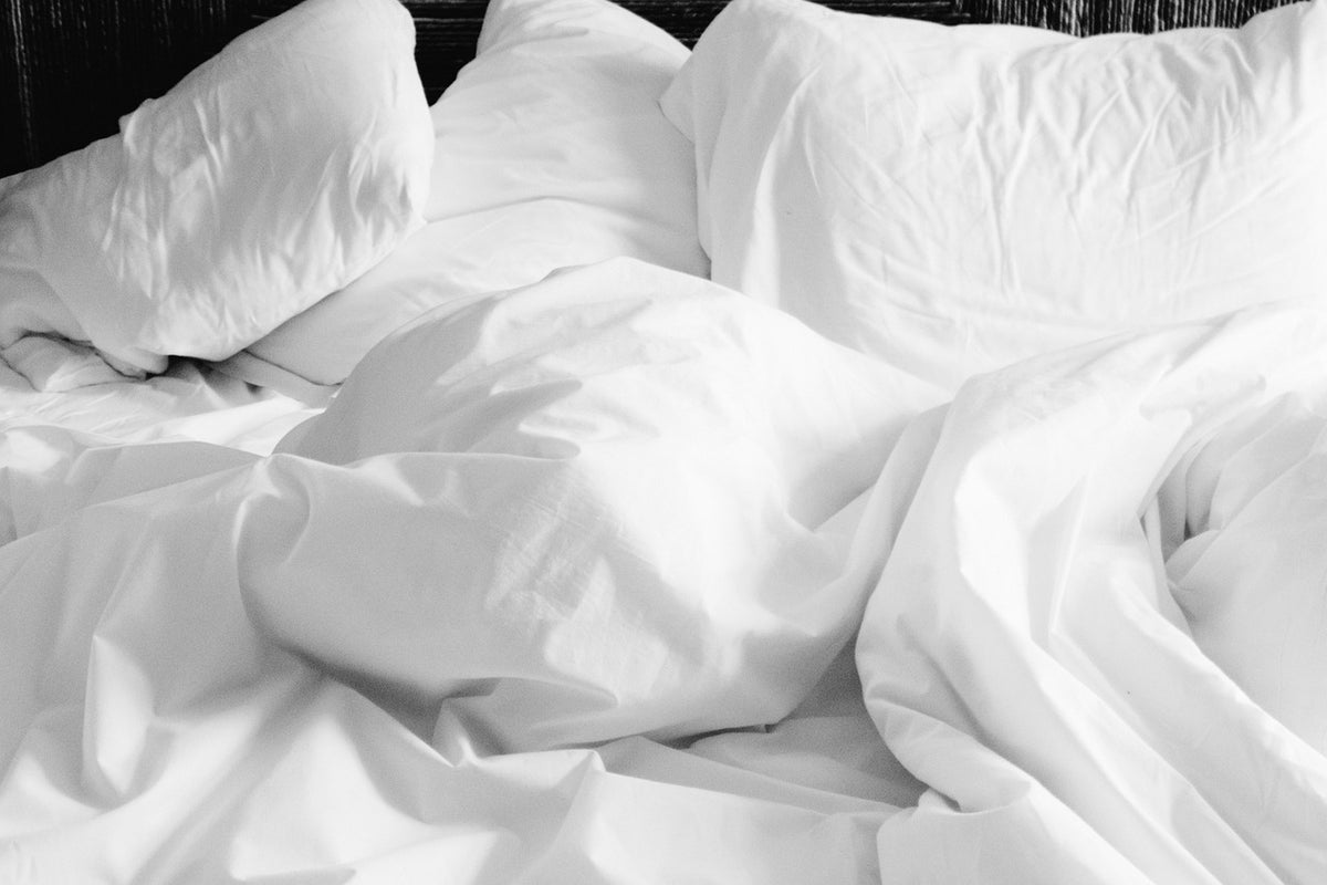 Cómo lavar las almohadas en la lavadora: almohadas blancas limpias sobre la cama