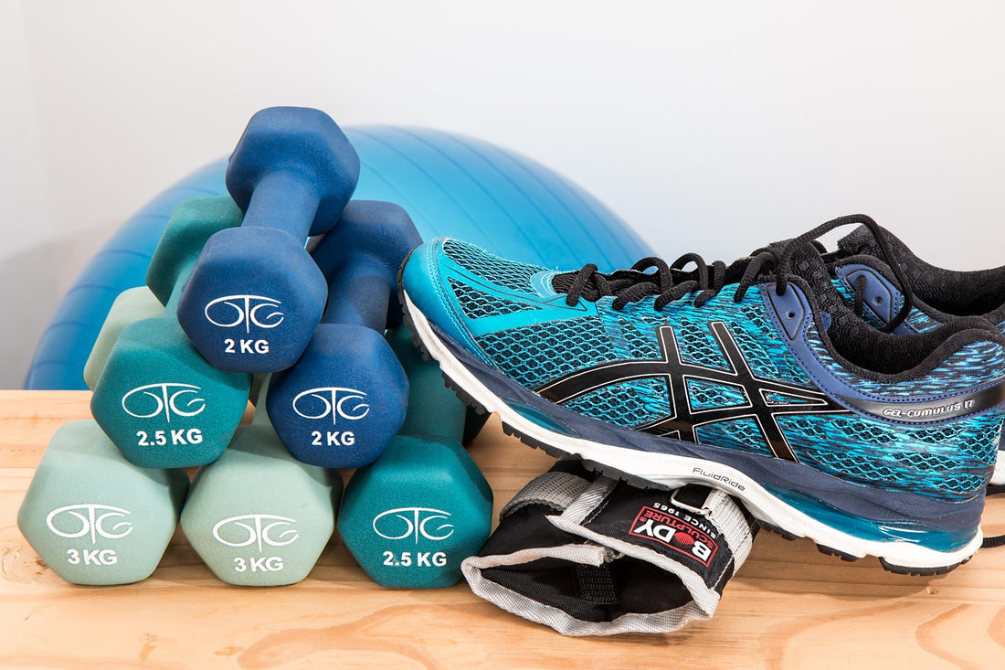 Regalos para deportistas: mancuernas y zapatillas deportivas