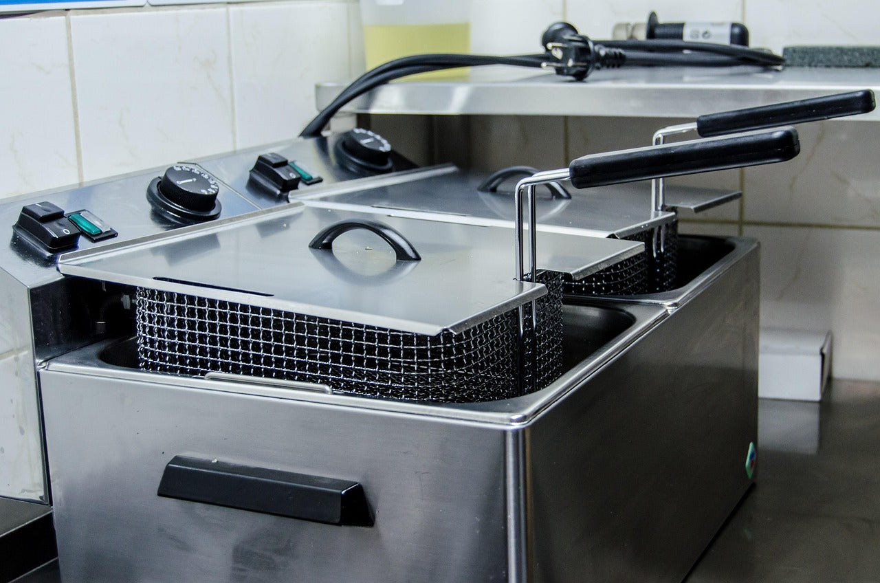 Freidora de aire moderna en una cocina, lista para cocinar