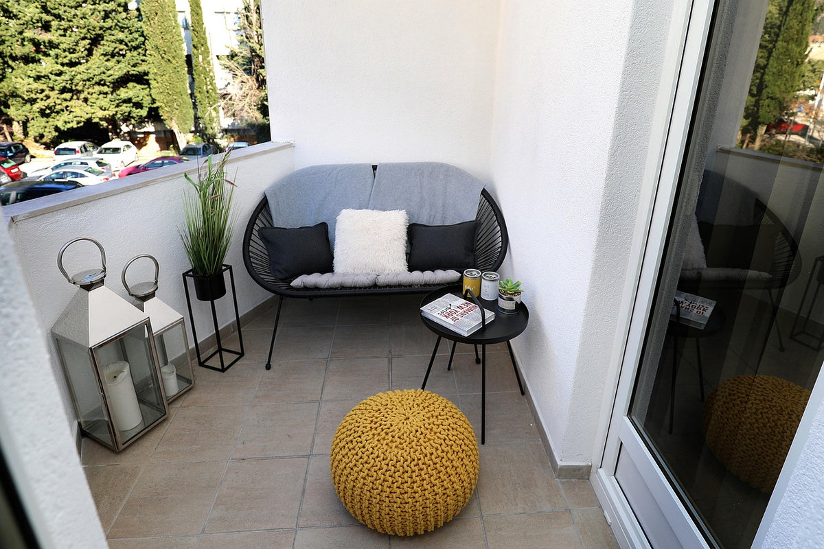 Cómo decorar una terraza pequeña con lámparas y plantas