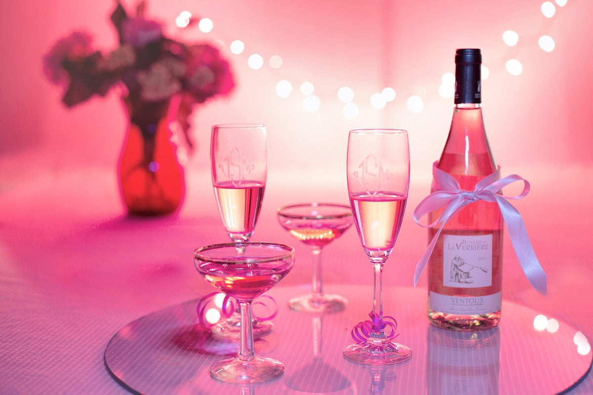 Regalos para una despedida de soltera con copas de celebración