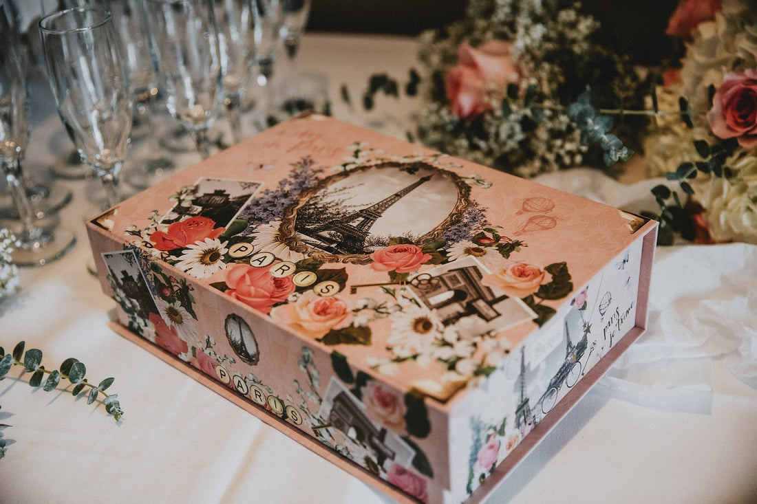 regalos de boda originales en una caja de regalo elegante