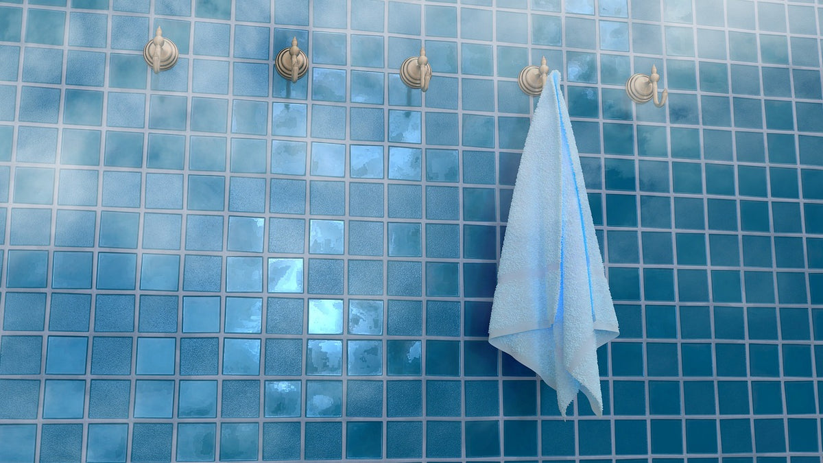 Ba&ntilde;o de azulejos limpio tras quitar el moho del ba&ntilde;o