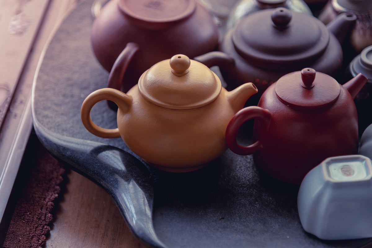 Tetera y taza de t&eacute; sobre la mesa, idea de regalos para amantes del t&eacute;