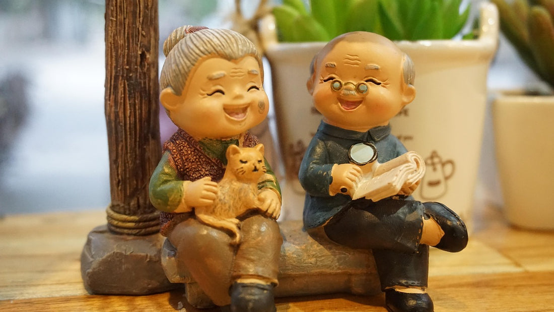 Regalos para abuelos: pareja de abuelos charlando en casa